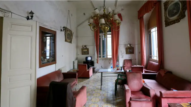 صالة الاستقبال الرئيسية في الفندق. شهد فندق بارون احداثا تاريخية واستضاف المشاهير. فقد القى الرئيس المصري السابق جمال عبدالناصر كلمة فيه عام 1958.