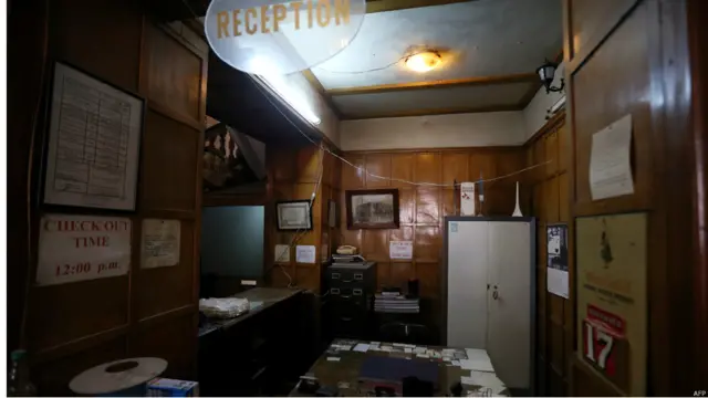 مكتب الاستقبال في الفندق. كتبت الروائية البريطانية الشهيرة اجاثا كريستي اجزاء من روايتها الشهير "جريمة على قطار الشرق السريع" في فندق بارون.