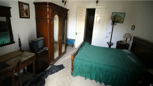 احدى غرف الضيوف. تعرف الغرف باسماء المشاهير الذين اقاموا فيها، فالغرفة 201 تعرف "بغرفة كمال اتاتورك"، والغرفة 215 هي "غرفة الملك فيصل" ملك العراق، اما الغرفة 202 فهي "غرفة لورانس العرب."