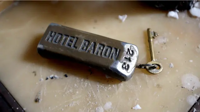 مفتاح احدى الغرف في فندق بارون.