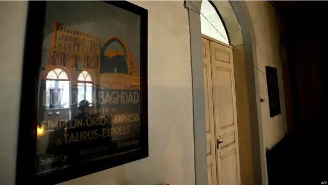 اعلان لقطار الشرق السريع الذي يصل بغداد وحلب باوروبا يزين احد جدران الفندق. من المشاهير الذين استضافهم فندق بارون تشارل ديغول والطيار الامريكي تشارلز ليندبرغ، كما اقام فيه كل رئيس سوري عدا نورالدين الاتاسي.