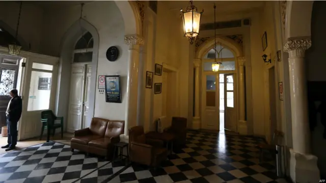 مدخل الفندق. يقع فندق بارون قرب متحف حلب وحي بستان القصر الذي يسيطر عليه المعارضون.