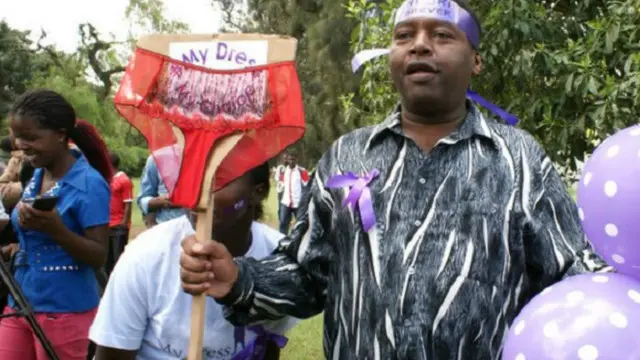 محتجون خلال مسيرة يوم الاثنين أكدوا حق المرأة في ارتداء التنانير القصيرة 