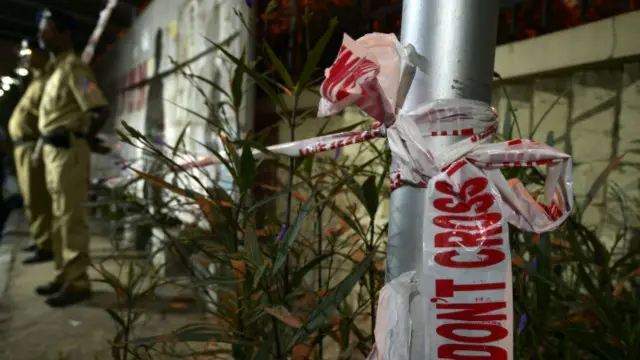 ঘটনাস্থলে পুলিশী নিরাপত্তা বেষ্টনী