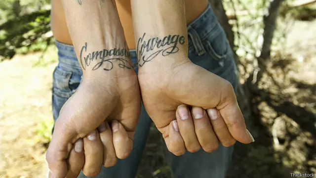 Татуировка "сострадание" и "смелость"