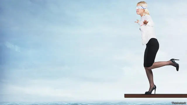 С завязанными глазами над пропастью