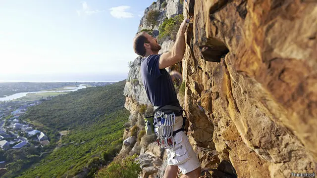 Альпинист, стремящийся к вершине