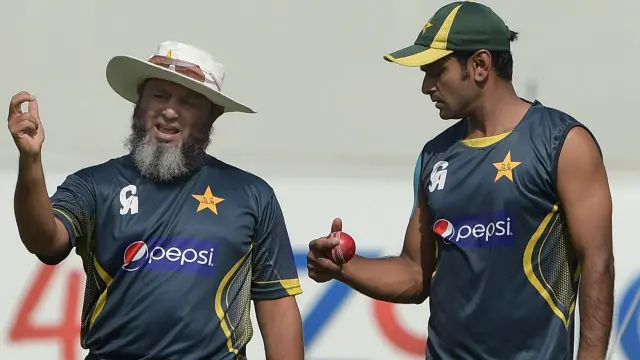 محمد حفیظ نے پاکستان کی جانب سے 153 ون ڈے میں 122 وکٹیں حاصل کرنے کے علاوہ 4,456 رنز بھی بنائیں ہیں