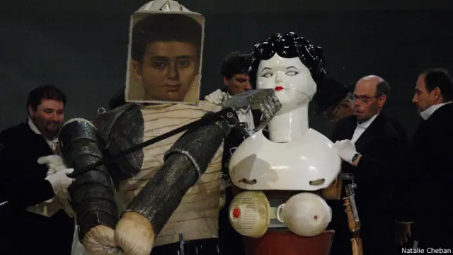 Огромные, нескладные и постоянно разваливающиеся на составные части куклы - главные герои спектакля