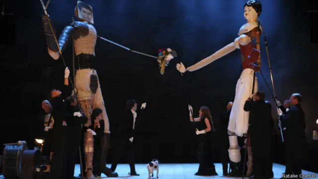 В центре спектакля - деревенные Пирам и Фисба, а между ними - живая собачонка Веня