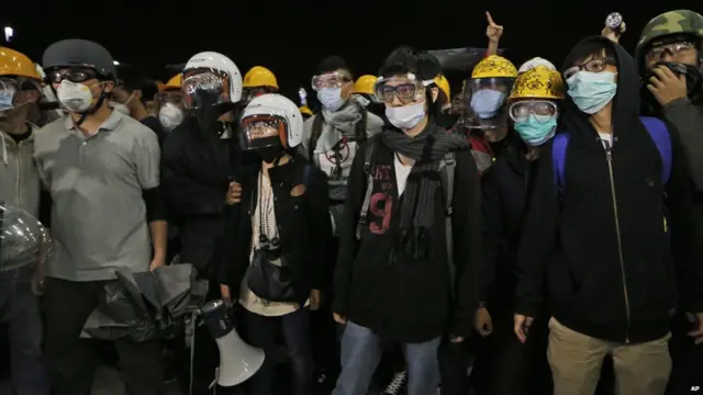 蒙面示威者在香港立法會大樓外聚集（19/11/2014）