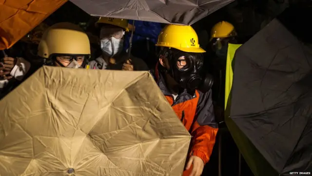 香港立法會大樓外蒙面示威者撐傘（19/11/2014）