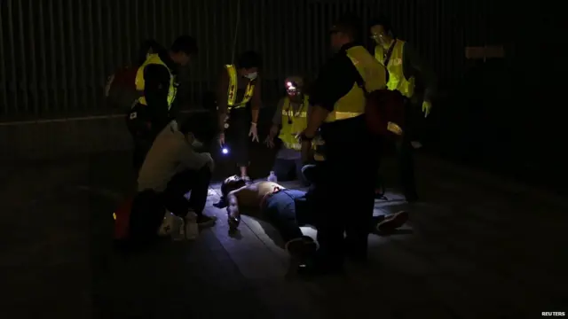 蒙面示威者用鐵馬砸破香港立法會大樓的玻璃門（19/11/2014）