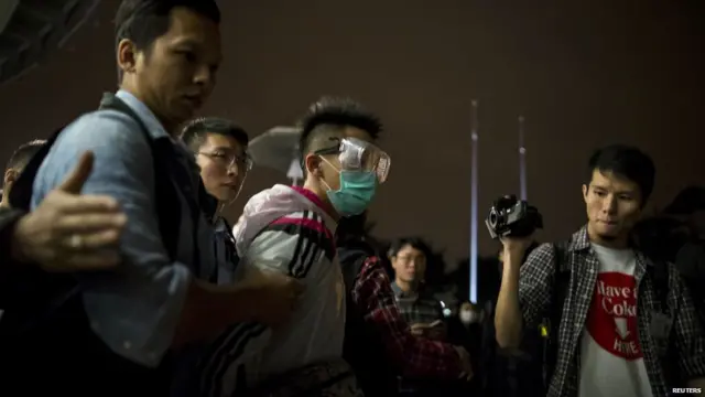 香港立法會大樓外便衣警員拘捕一名蒙面示威者（19/11/2014）