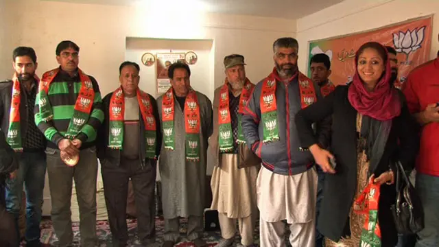 سری نگر کے راج باغ میں واقع بی جے پی کے دفتر میں پارٹی کے حامیوں کی بھیڑ جمع رہتی ہے۔ دہلی سے بڑے بڑے رہنما روزانہ یہاں پہنچ رہے ہیں