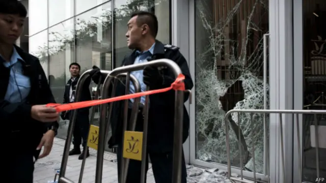 一批示威者暴力冲击香港立法会大楼，大楼门口玻璃被破坏