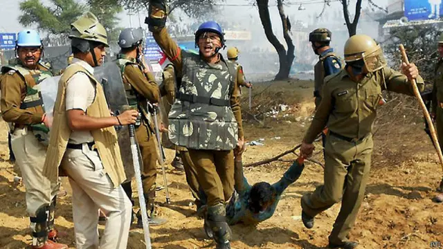 منگل کو ہونے والی جھڑپ میں پولیس کے مطابق تقریباً 200 افراد زخمی ہوئے ہیں