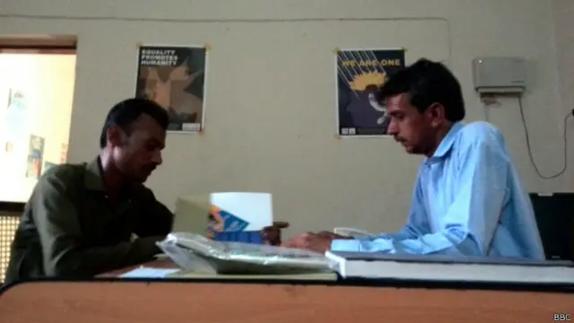 دفتر کی ہیلپ لائن پہ آنے والی کالز کو سُن کے تفصیلات لکھنا اور مسئلہ آگے بڑھانے کا کام محمد حفیظ سانڈ کے سر ہے