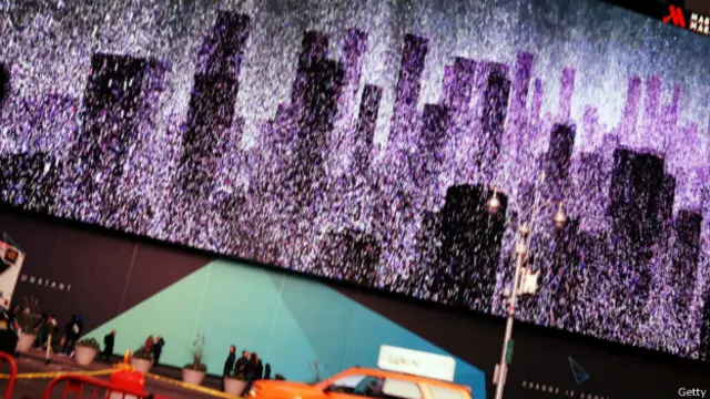 بل بورڈ کے افتتاح کے موقع پر ہزاروں سیاح اور شائقین ٹائمز سکوائر میں جمع ہوئے