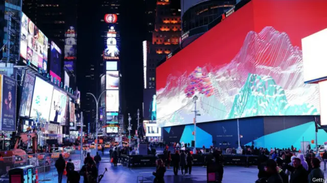 ایک اندازے کے مطابق روزانہ تین لاکھ راہ گیر اس بورڈ کے پاس سے گزرتے ہیں