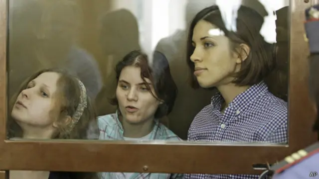 گروه موسیقی پوسی رایوت هم خواستار افزایش فشار بر نزدیکان پوتین شده‌اند