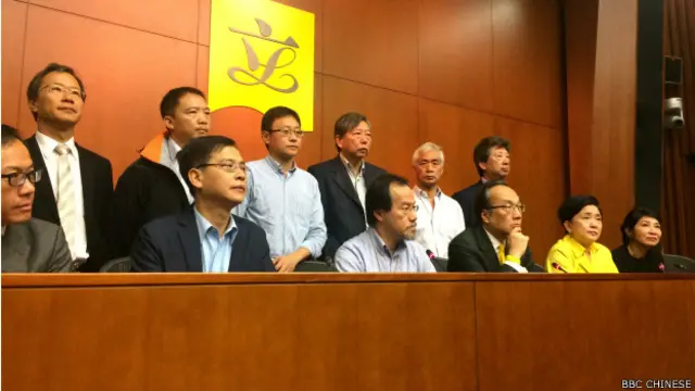 泛民议员对立法会大楼外发生暴力行为予以严厉谴责。