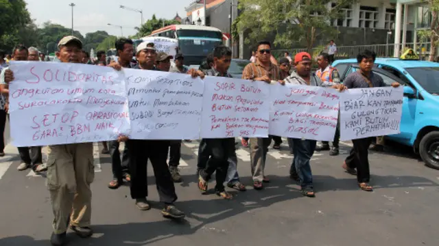 Para supir bus kota menuntut insentif pemerintah terhadap angkutan umum.