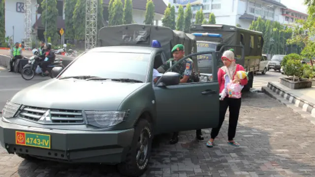 Bus dan truk Tentara Nasional Indonesia dikerahkan untuk melayani para penumpang di Solo, Jawa Tengah.