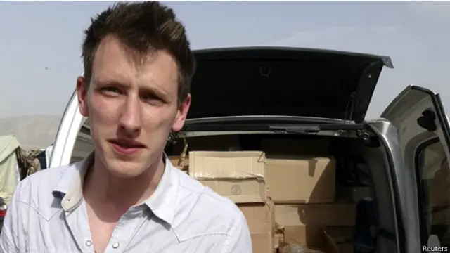 شوهد الفرنسيان في الشريط الذي نشره تنظيم "الدولة الاسلامية" يوم الاحد والذي اظهر عمليات قتل 18 اسيرا سوريا وعامل الاغاثة الامريكي عبدالرحمن كاسيغ