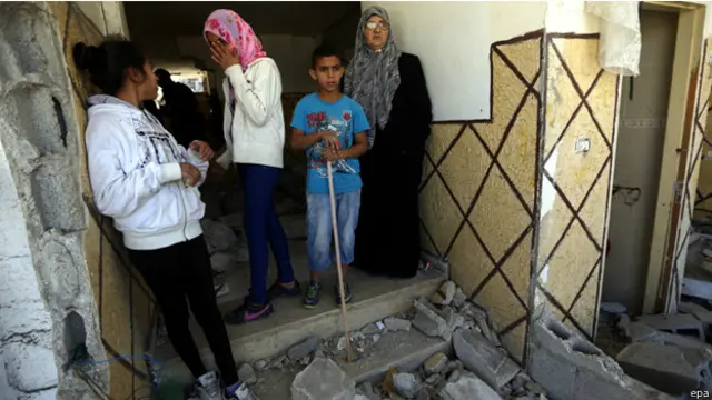 افراد اسرة عبدالرحمن الشلودي وسط حطام مسكنهم