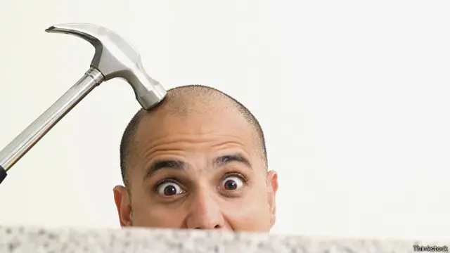 Молотком по бритой голове