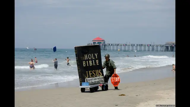 "Библия на пляже", Шан Дэвис