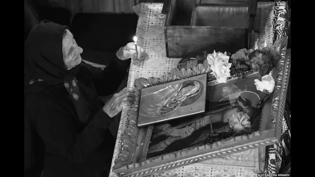 "Румынская женщина молится в православной церкви", Александра Драго1