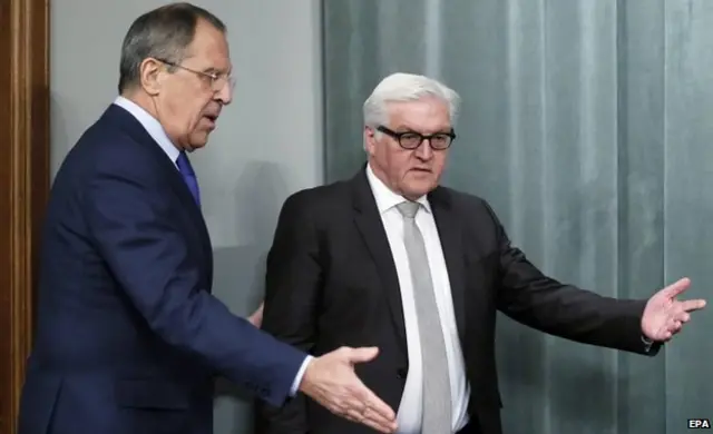 أعطى وزير الخارجية الألماني فرانك فالتر شتاينماير (يمينا) تقييما متشائما للوضع الحالي في موسكو