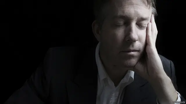 Человек от усталости закрыл глаза