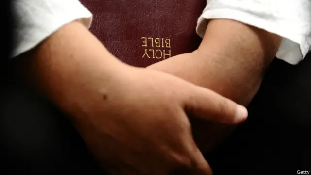 A la cabeza de los libros más subrayados, no en papel como en la imagen, sino en versión digital, está la Biblia.