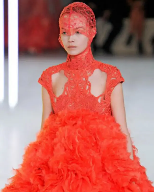 麦昆2012春夏的花朵娃娃裙设计