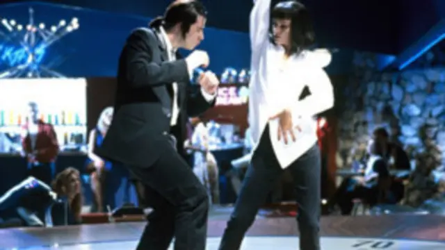 华莱士与维嘉对舞的白衬衫和九分喇叭裤