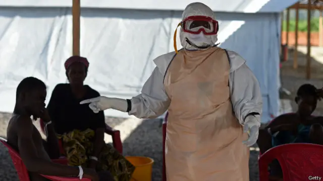 اقوام متحدہ کے ایبولا مشن کے سربراہ اینتھونی بینبری نے کہا کہ ’دنیا ابھی اس مہلک وائرس کو شکست دینے میں بہت پیچھے ہے۔‘