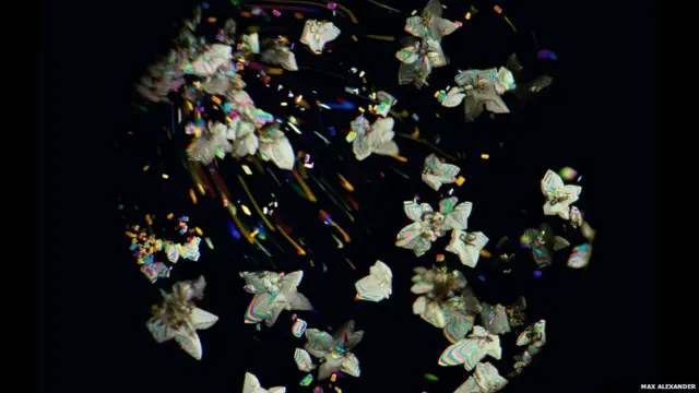 Exposição mostra como os cristais ajudam no estudo do átomo.