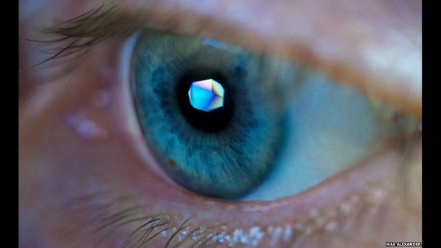Cristal en una pantalla de ordenador reflejado en una pupila