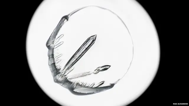 Exposição mostra como os cristais ajudam no estudo do átomo.