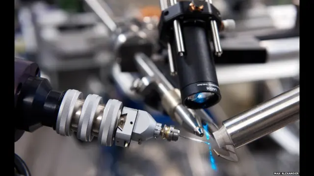 Exposição mostra como os cristais ajudam no estudo do átomo.