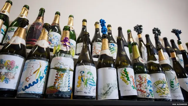 Exposição mostra como os cristais ajudam no estudo do átomo.