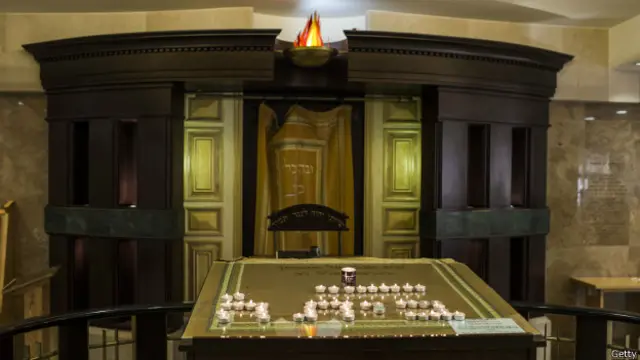 Внутри синагоги