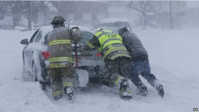 کئی جگہوں پر گاڑیاں کئی کئی فٹ برف میں پھنس گئیں