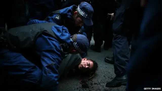 当示威队伍穿过伦敦市中心,期间与警察冲突,多名警察受轻伤,至少4人被捕。