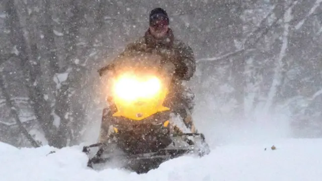 نیویارک کے گورنر اینڈریو کومو نے نیشنل گارڈ کے 100 سے زیادہ اہلکاروں کو سڑکوں کو صاف کرنے اور برف میں پھنسی گاڑیوں کو نکالنے پر لگا دیا ہے۔