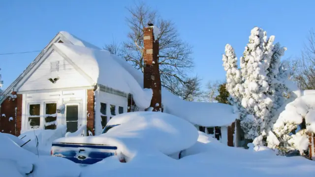 امریکہ کے کئی حصوں میں لوگ خراب موسمی حالات کی وجہ سے گھروں میں محصور ہو کر رہ گئے۔ کئی جگہوں پر لوگ اپنی گاڑیوں میں پھنس گئے اور برفانی حالات اور تیز ہواؤں کی وجہ سے موٹروے پر حادثات ہوئے اور سکولوں کو بند کر دیا گیا۔
