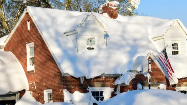 امریکہ کی شمال مشرقی ریاستوں میں شدید برفانی طوفان کے نتیجے میں کم از کم سات افراد ہلاک ہو گئے جبکہ دیگر ریاستوں میں حرارت نقطۂ انجماد سے نیچے گر گیا ہے۔